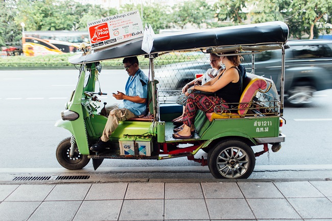 Phương tiện di chuyển cho du khách khi đi tour thái lan là tuktuk