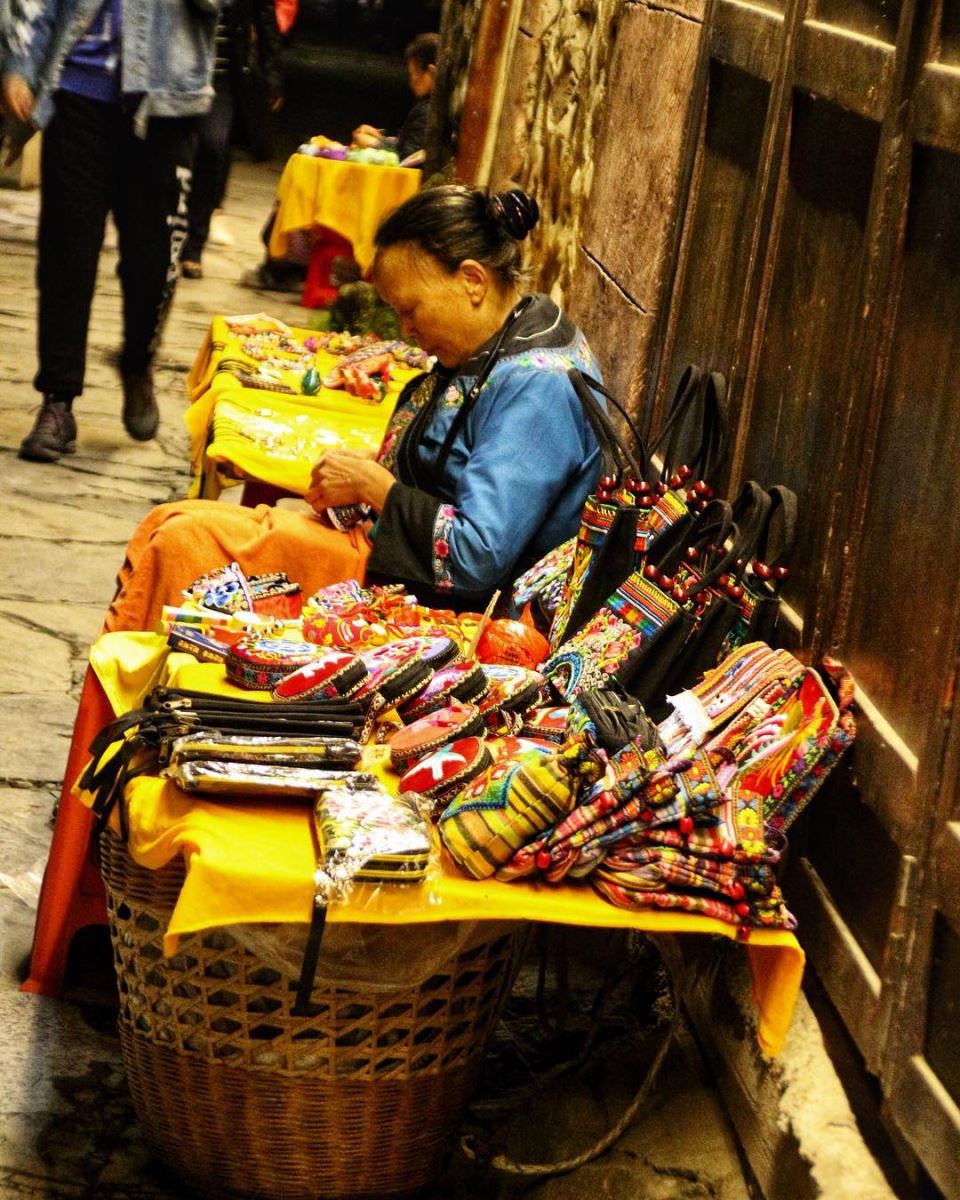 Đi tour du lịch Trung Quốc mua vải thổ cẩm 
